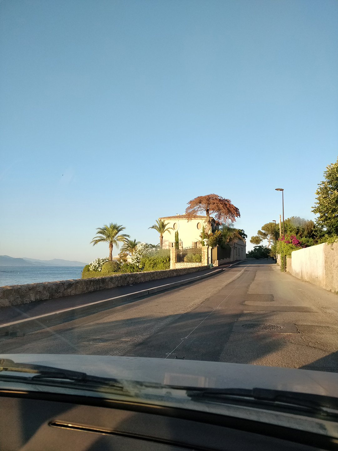 Stroll on the coast of Antibes